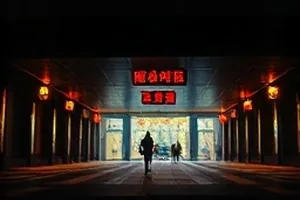 《浮岛来客》海上浮台剧照，陌生人背着行囊登岸